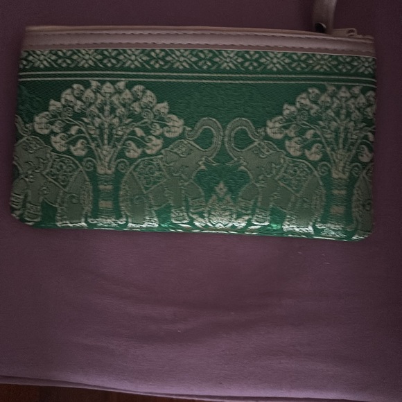 NWOT 4” x 7.5” cosmetic green & gold bag from Thailand Elphants trunk up - Picture 6 of 8